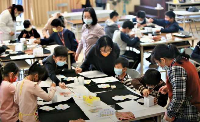 陈雯柔与其团队教导儿童进行绘画。(照片/教育部提供)