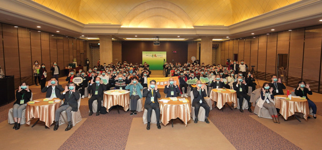 2022国泰卓越奖助记划颁奖典礼大合影。(照片/教育部提供)