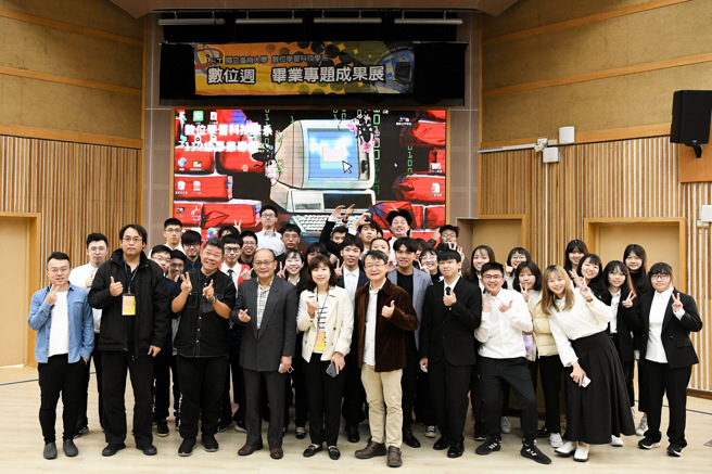 国立臺南大学数位学习科技学系112级毕业专题发表会暨成果展，围绕数位学习内容、数位学习系统、游戏式数位学习—数位人文、以及游戏式数位学习—新创议题等四项主题。(照片/臺南大学提供)

