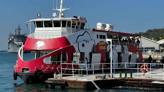 經濟部攜手高雄輪船公司打造智慧觀光渡輪，以「史努比」造型亮相，格外吸睛，今（22）日正式啟航。（柯宗緯攝）