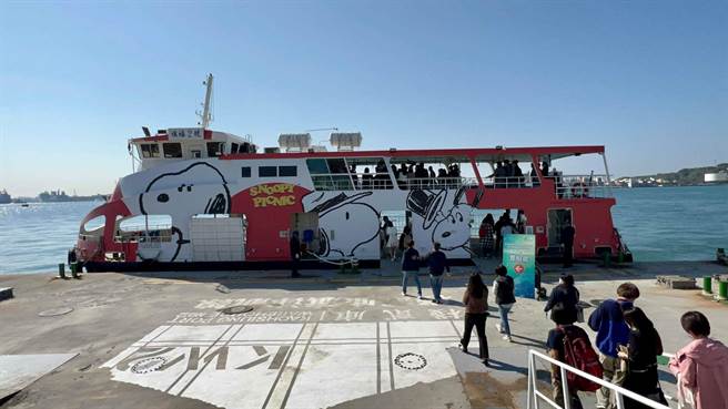 經濟部攜手高雄輪船公司打造智慧觀光渡輪，以「史努比」造型亮相，格外吸睛，今（22）日正式啟航。（柯宗緯攝）