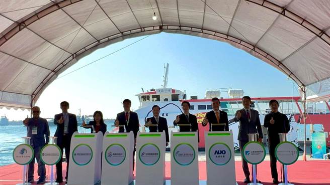 經濟部攜手高雄輪船公司打造智慧觀光渡輪，以「史努比」造型亮相，格外吸睛，今（22）日正式啟航。（柯宗緯攝）