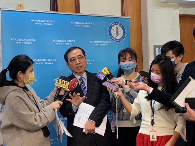 （中央研究院经济研究所兼任研究员周雨田22日代表「总体经济预测小组」报告2023年臺湾经济情势总展望。图／陈碧芬）