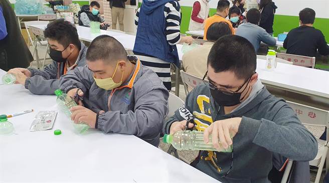台中启明学校高职部视障与启智学生，参与「创客列车-鱼树共生瓶」教学活动，让身心障碍学生也能创意启航，舞出创客能量。(台中启明学校提供)