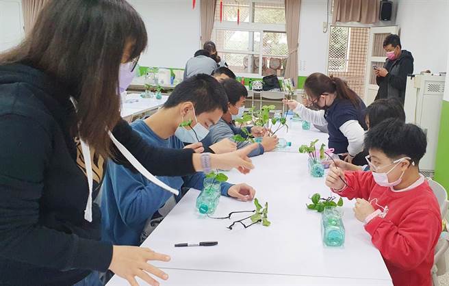 台中启明学校高职部视障与启智学生，参与「创客列车-鱼树共生瓶」教学活动，让身心障碍学生也能创意启航，舞出创客能量。(台中启明学校提供)