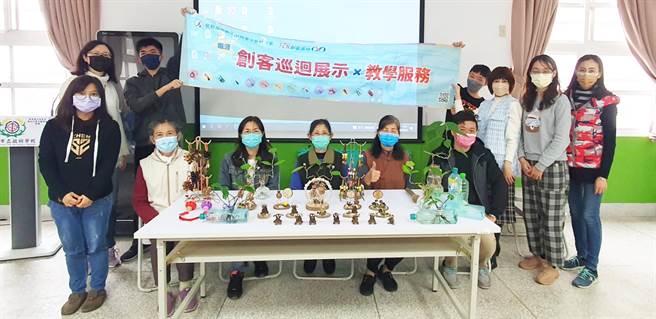 台中启明学校高职部视障与启智学生，参与「创客列车-鱼树共生瓶」教学活动，让身心障碍学生也能创意启航，舞出创客能量。(台中启明学校提供)