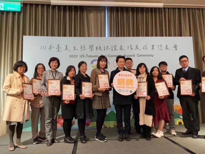 竹桥国中、将军国中及西港国中获银牌认证。(照片/臺南市教育局提供)