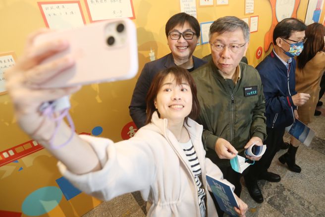 台北市长柯文哲22日举行就职八周年记者会，以「永续台北 向未来交棒」为主题，呈现北市府团队八年施政成果。（杜宜谙摄）