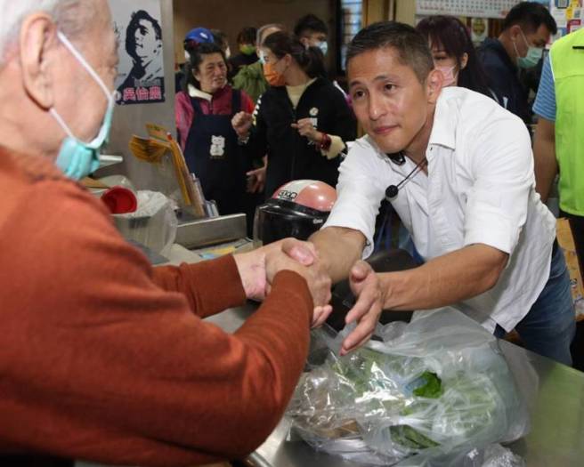 台北市第3選區立委補選民進黨候選人吳怡農到中山市場掃街拜票。（陳君瑋攝）
