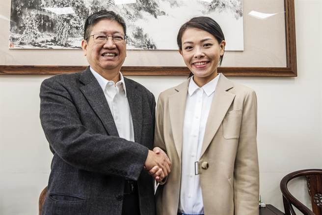 新竹縣長楊文科（左）和準新竹市長高虹安（右）閉會座談後握手，象徵新竹縣市「跨域合作」達成共識。（羅浚濱攝）