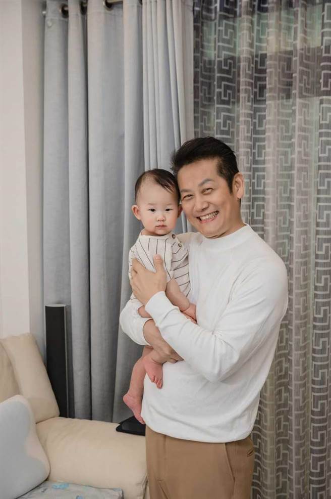 徐乃麟每天沉浸在和孙子的互动喜悦中。（艾迪升传播提供）