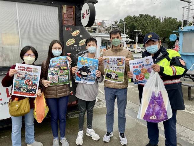 保大機動派出所向民眾宣導防搶、防竊（扒）觀念，提升民眾自我防衛能力。(翻攝照片／林郁平台北傳真）