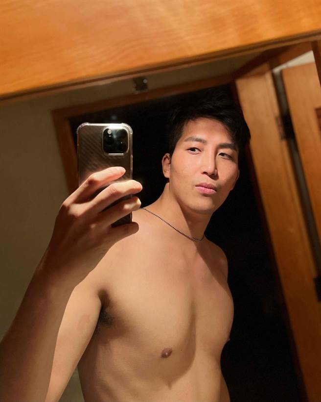 吳翔震露點，引起粉絲騷動。 （摘自吳翔震粉絲團）