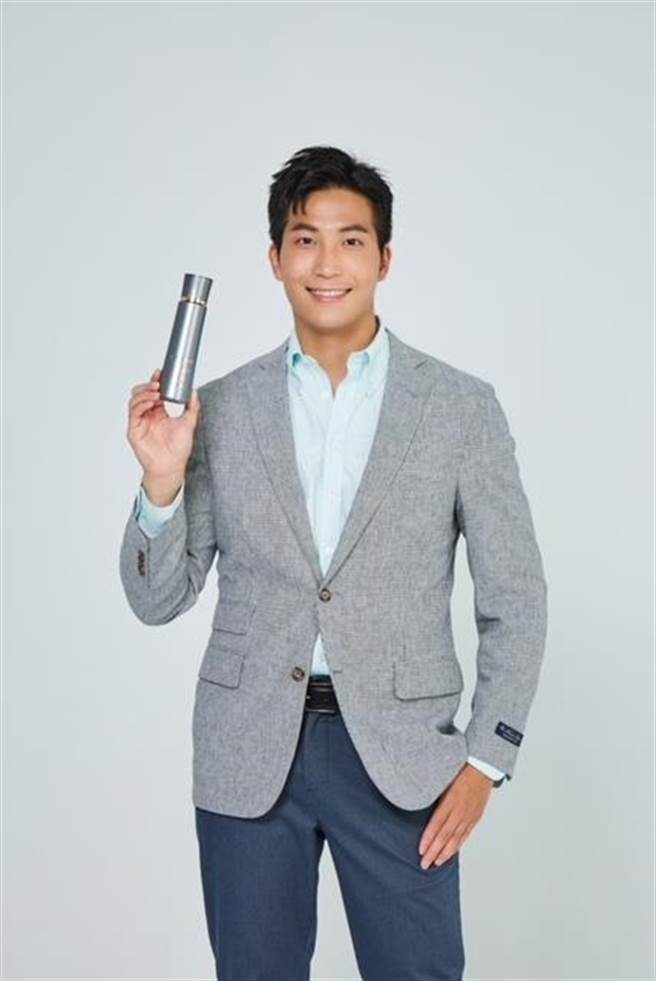吳翔震工作時，最在意髮型硬挺，持久。（ 中野製藥提供）