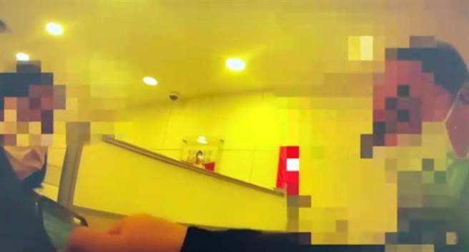 员警到场劝阻刘男匯款，成功拦阻400万元。(翻摄照片／林郁平台北传真）