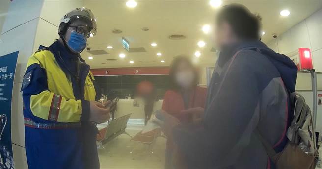 员警到场劝阻刘男匯款，成功拦阻400万元。(翻摄照片／林郁平台北传真）