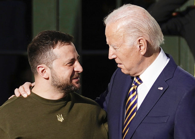 美国总统拜登12月21日在白宫欢迎乌克兰总统泽伦斯基（Volodymyr Zelensky）到访。（美联社）