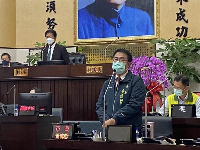 台南市议会国民党团期望黄伟哲小内阁要重操守，莫让市府蒙羞，黄伟哲也说明新任经发局长人选早已底定，今天已公布。(曹婷婷摄)。