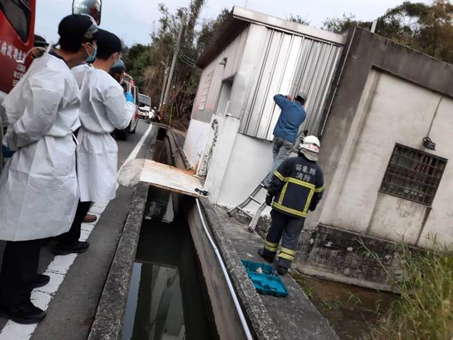 警消人员前往比丘尼住的铁皮屋住处。（翻摄照片／李京升苗栗传真）
