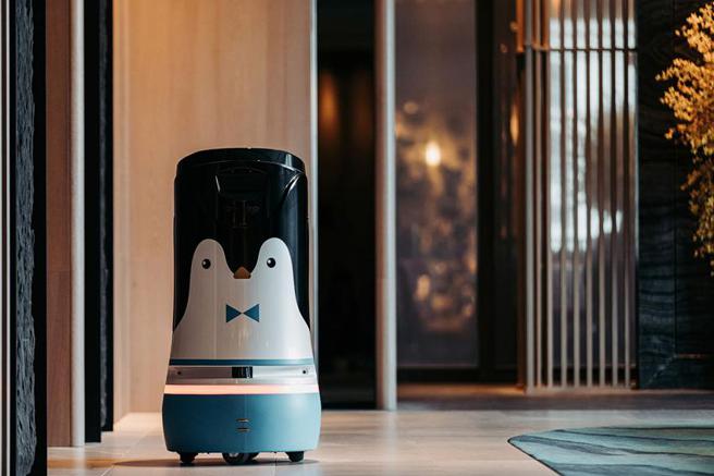 （国泰饭店观光事业启动全新服务，图为和逸饭店桃园馆人气管家「COZZI将」。图／国泰饭店观光事业提供）