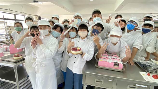 金门农工职校餐管三学生学以致用，制作260份精美的「莓果慕斯蛋糕」分送给全校老师，提早欢庆圣诞节。(于家麒摄)
