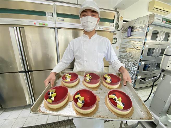 餐饮科学生以职人坚毅精神，创作出手工点心融和创新的思维，展现学习成果。(于家麒摄)