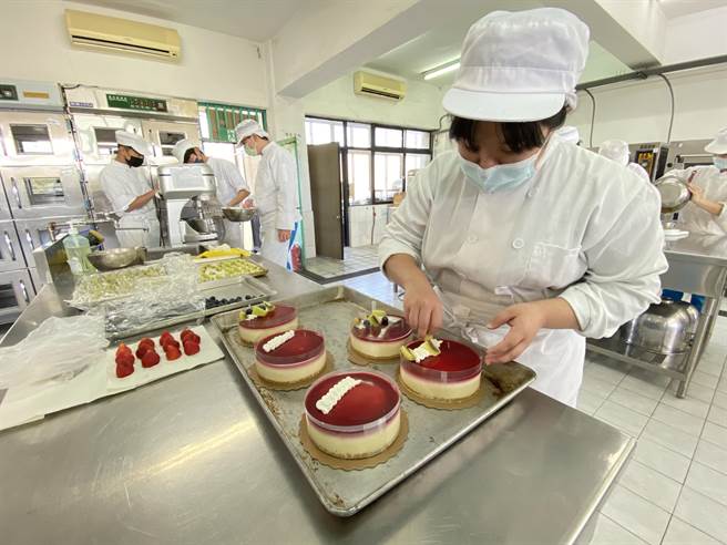 透过技艺课程，让学生实作探索不同职涯方向，进而培养解决问题及团队合作等能力。(于家麒摄)