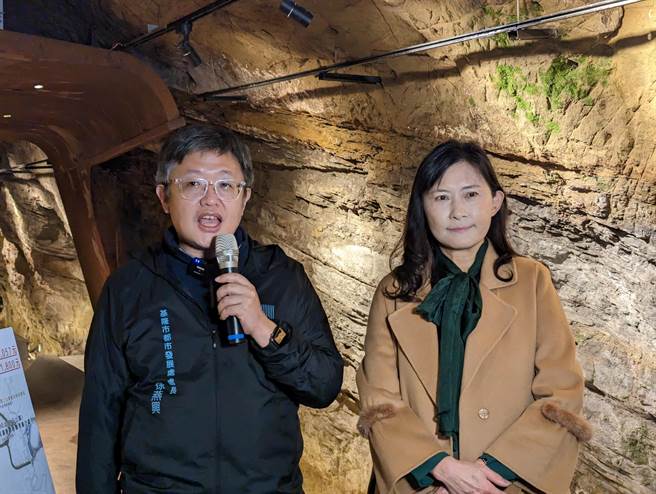 基隆市政府观销处长曾姿雯（图右）与都发处长徐燕兴（图左）共同开箱基隆信二路防空洞。（张志康摄）