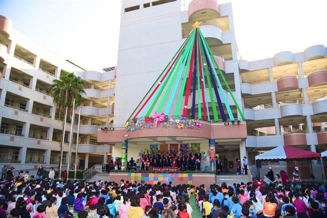 新上國小於21日舉辦「瘋耶誕趴」。（高市教育局提供／楊舒婷高雄傳真）