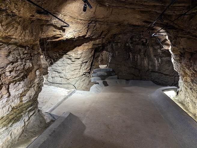 基隆市都发处将原本日治时期的防空洞，彻底整理改建，并兴建电梯。（张志康摄）