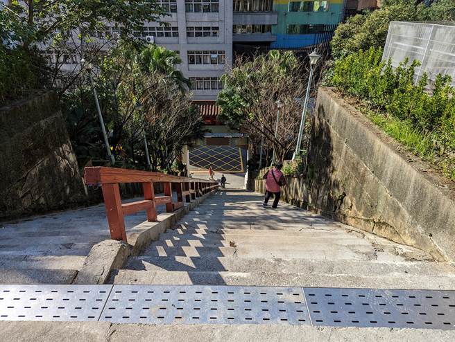 原本民眾要到中正公园，需要走上这70余阶的长楼梯，常让外地观光客及年长的民眾望之却步。（张志康摄）