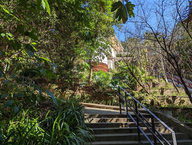 如果愿意安步当车，能从茂密的树丛中，看到新设的电梯，矗立在扇形广场上。（张志康摄）