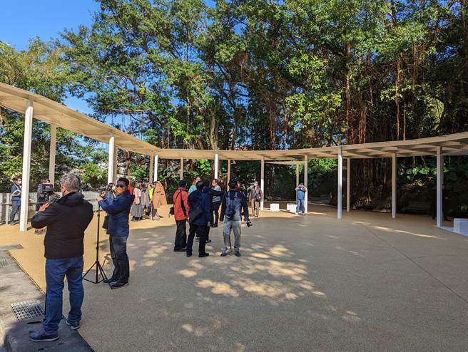 从扇形广场，民眾可以轻松来往忠烈祠、中正公园、儿童游憩场、主普坛等自由之丘区域。（张志康摄）