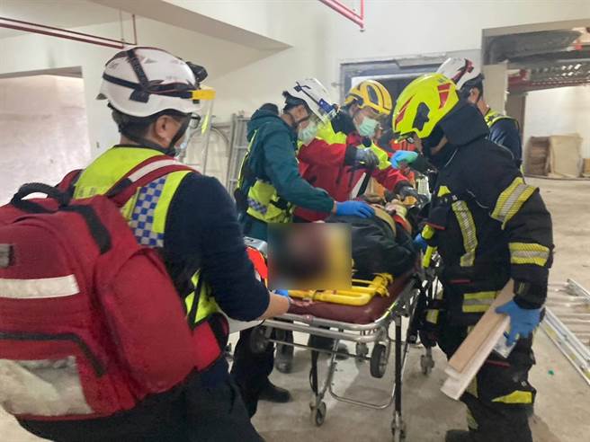 花莲一名50岁的林姓工人今天上午疑不慎从工地1楼坠落至B1楼层的电梯井底部，当场失去呼吸心跳，经送医救治后，仍因头部重创不治。（民眾提供／罗亦晽花莲传真）