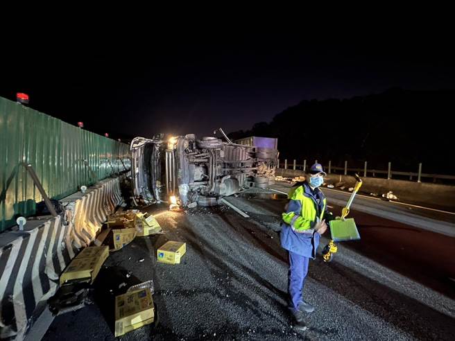 国道3号南向苗栗通霄段，凌晨发生一起联结车疑似爆胎翻覆的事故，警消人员获报前往处理。（民眾提供／李京升苗栗传真）
