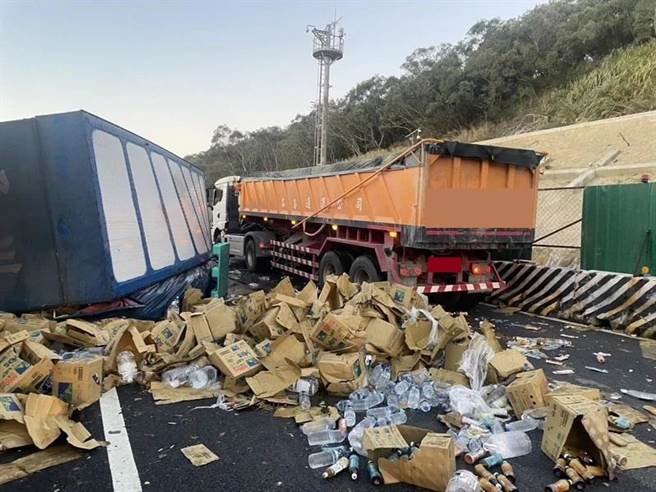 国道3号一辆联结车疑似因为爆胎翻覆，车上货物散落一地。（民眾提供／李京升苗栗传真）