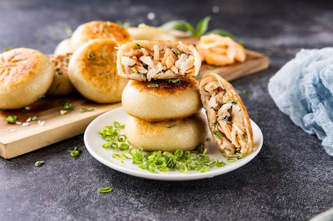 以鲑鱼为内馅散发罗勒清香的「美威鲑鱼馅饼」，柔嫩不腻。（美威鲑鱼提供）