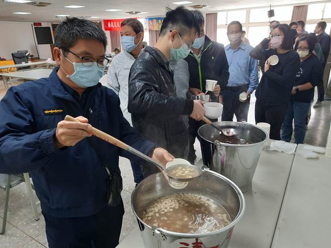 今天22日為農曆24節氣的冬至，清水米苔目福第二代特地送現做的湯圓，為警察人員加油打氣。(警方提供)