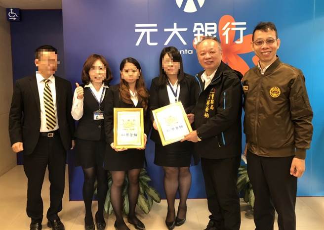 台中市警察局長蔡蒼柏22日上午10時，親自前往銀行向阻詐行員頒獎致意，表揚行員與員警機警共同阻詐行為。(警方提供)