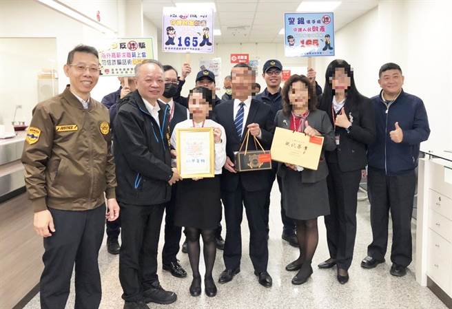 台中市警察局長蔡蒼柏22日上午10時，親自前往銀行向阻詐行員頒獎致意，表揚行員與員警機警共同阻詐行為。(警方提供)