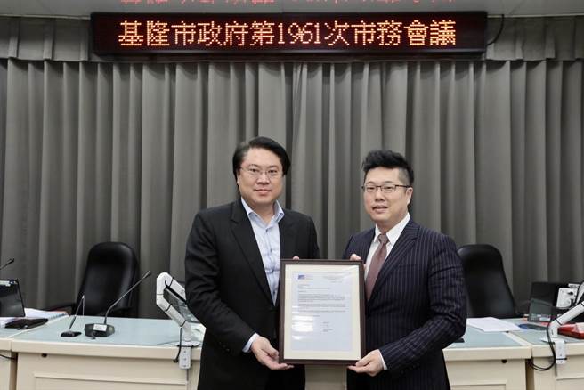 基隆市综发处长林昆锋（右）获美国国务院邀请，明年将代表台湾参与IVLP「国际领袖人才参访计画」，基隆市府认为，这是对基隆市长林右昌（左）市府团队的肯定。（基隆市政府提供／张志康基隆传真）