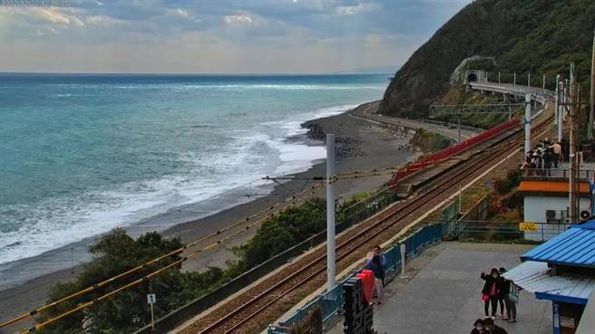 太麻里今天中午发生地震，多良车站游客受到惊吓。（台东县政府提供／蔡旻妤台东传真）