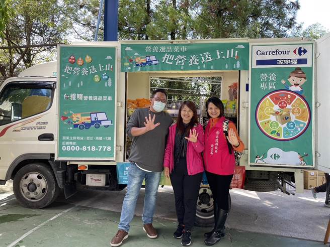 行动超市上山，便利偏乡居民採购。（南投县政府提供／廖志晃南投传真）