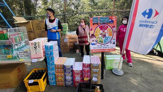 行动超市上山，便利偏乡居民採购。（南投县政府提供／廖志晃南投传真）