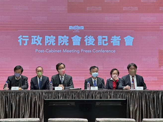 行政院上午举行例行院会，陆委会主委邱太三、防疫指挥官王必胜皆出席。（黄婉婷摄）