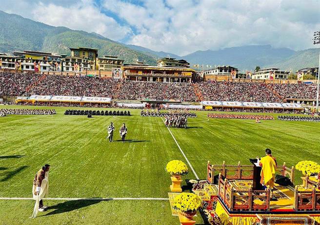 不丹3年来首度举办实体国庆活动，国王并亲自授予巴沃皇家勋章。（海鹏提供）