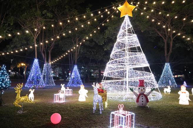 日前耶誕燈飾完工試燈，超過7米的白色LED耶誕樹，搭配可愛的雪人花燈，吸引不少民眾到場搶先感受歡樂氣氛。（員林市公所提供／吳建輝彰化傳真）