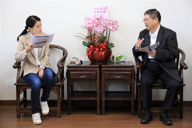新竹縣長楊文科（右）與新竹市準市長高虹安（左），針對交通建設、廢棄物處理等議題交流討論。（新竹縣政府提供／羅浚濱新竹傳真）
