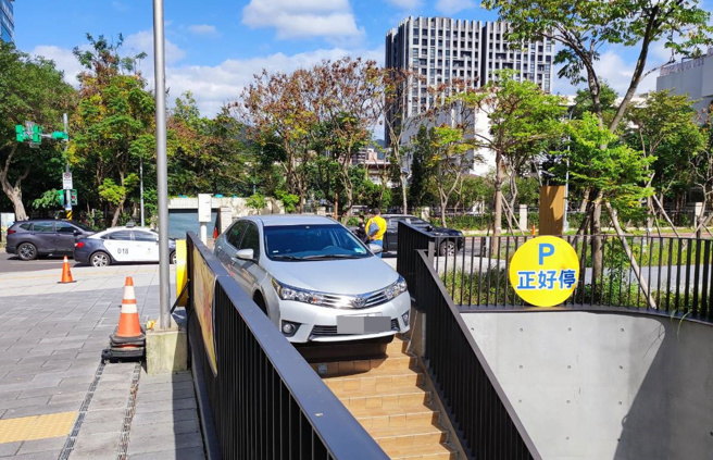 你累了嗎？駕駛誤把階梯當停車場入口，車卡台階超糗畫面曝光。(記者爆料網提供)