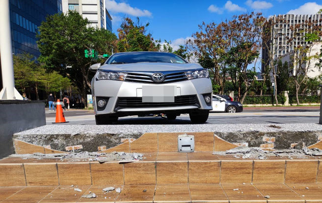 你累了嗎？駕駛誤把階梯當停車場入口，車卡台階超糗畫面曝光。(記者爆料網提供)